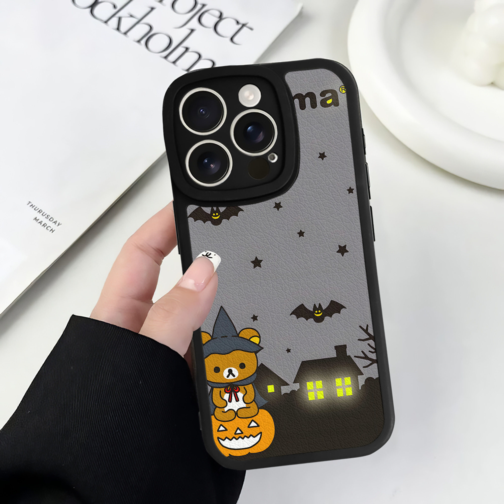 （画像用） リラックマ リラックマ キイロイトリ Rilakkuma Korilakkuma Kiiroitori 【iPhone 16シリーズ対応】シリコンスマホケース（レザー調） 材質：シリコン